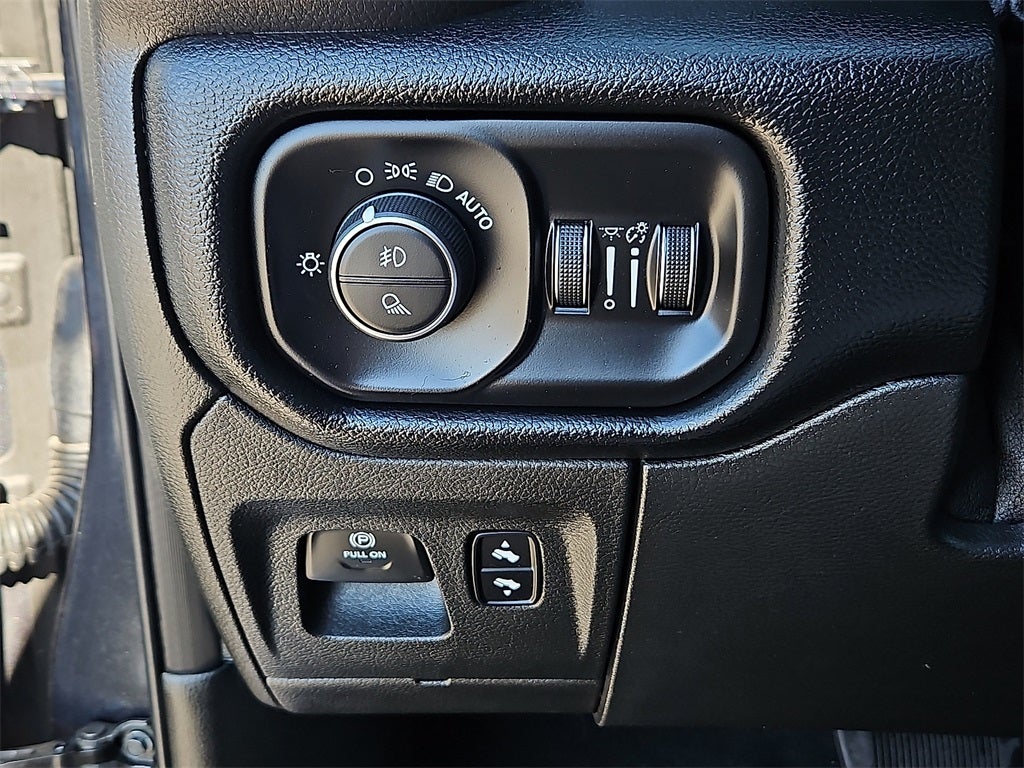 2019 RAM 1500 Laramie Crew Cab 4x4 5'7' Box